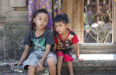 Bali dili çocuk ev dışında