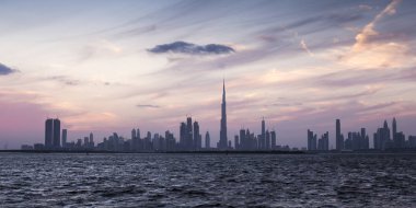 Uluslararası Dubai Kongre ve Sergi Sarayı ile Dubai siluetinin