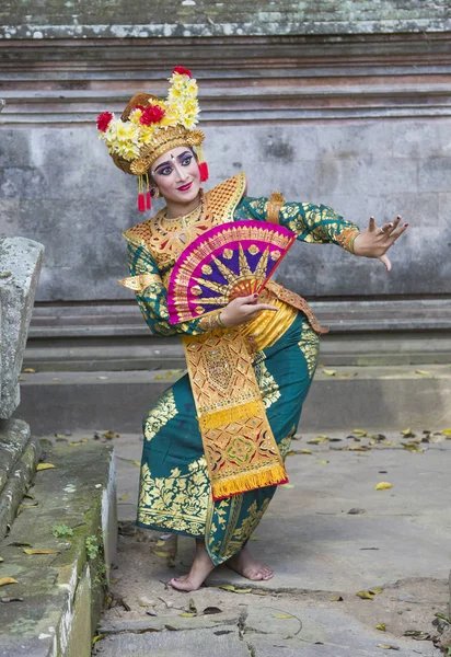 Bailarina balinesa en templo — Foto de Stock