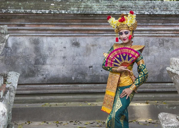 Bailarina balinesa en templo — Foto de Stock