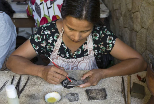Mujer haciendo joyas hechas a mano — Foto de Stock