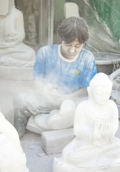 Operaio in marmo a Mandalay — Foto Stock