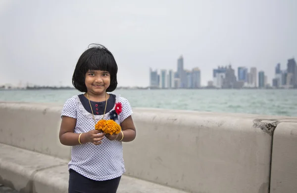 Petite fille avec des fleurs — Photo