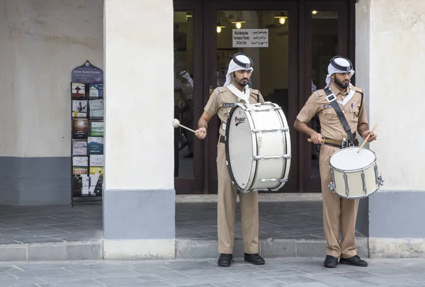 Qatar politieagenten doen dagelijks maart — Stockfoto