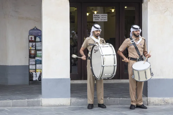 Катарские полицейские каждый день маршируют — стоковое фото