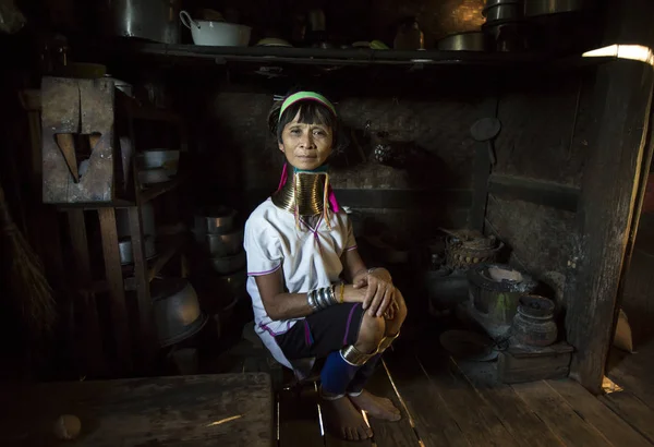 Mujer Paduang en la cocina —  Fotos de Stock