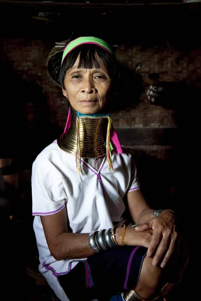 Mujer Paduang en la cocina —  Fotos de Stock