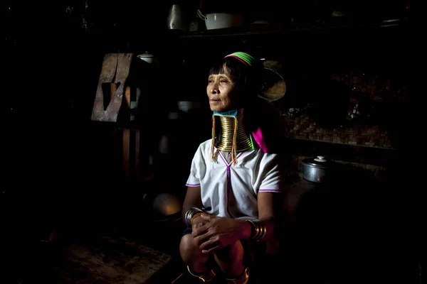 Paduang женщина на кухне — стоковое фото