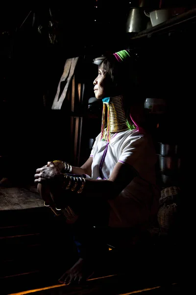 Paduang-kvinne på kjøkkenet – stockfoto