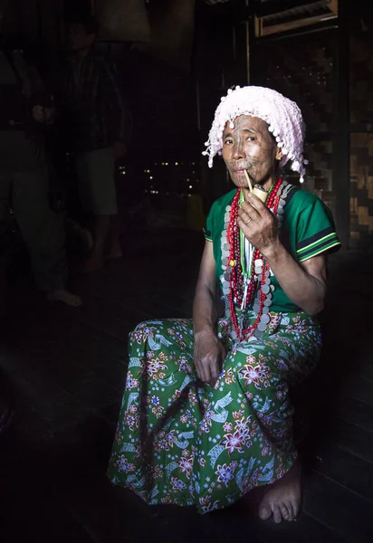 Mujer fumar pipa en casa — Foto de Stock