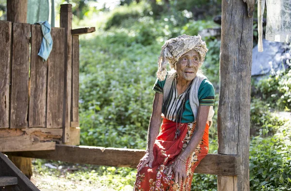 Viejo mentón mujer descansando — Foto de Stock