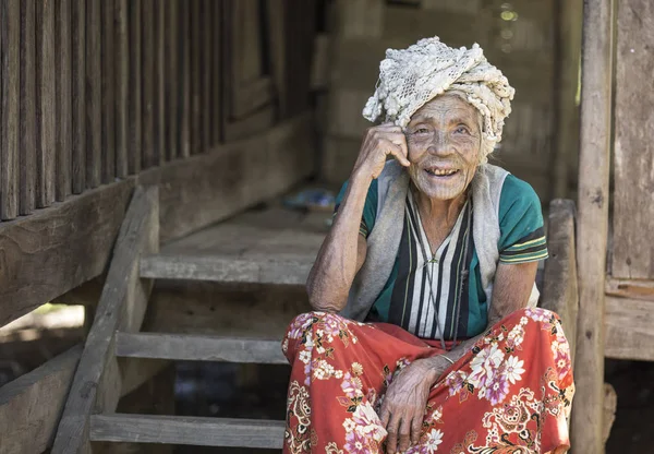 Viejo mentón mujer descansando —  Fotos de Stock