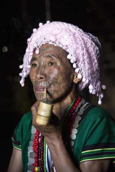 Mujer fumar pipa en casa —  Fotos de Stock