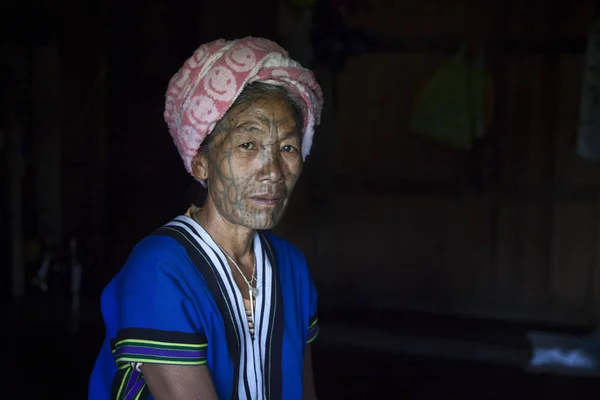 Muun stam vrouw in keuken — Stockfoto