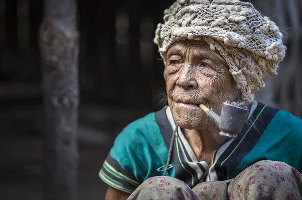 女人吸烟管 — 图库照片