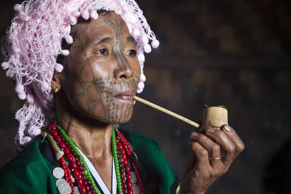 Woman smoking pipe — Stock Photo, Image