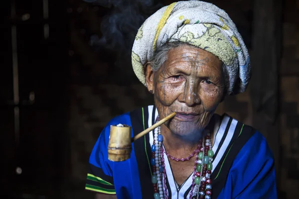 Mujer fumar pipa —  Fotos de Stock