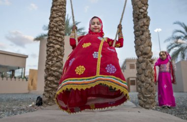 salıncak üzerinde omani kız