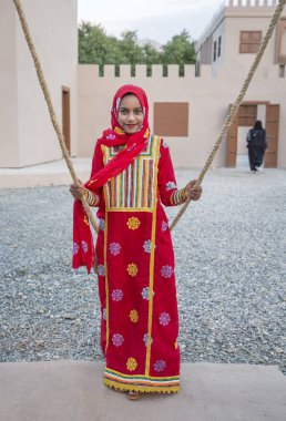 salıncak üzerinde omani kız