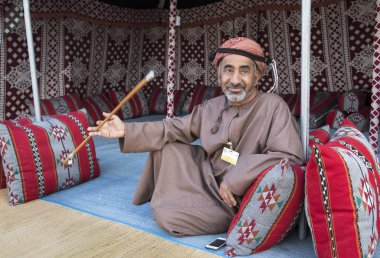 Omani adam geleneksel giyim