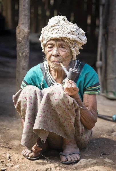 Mujer fumar pipa —  Fotos de Stock