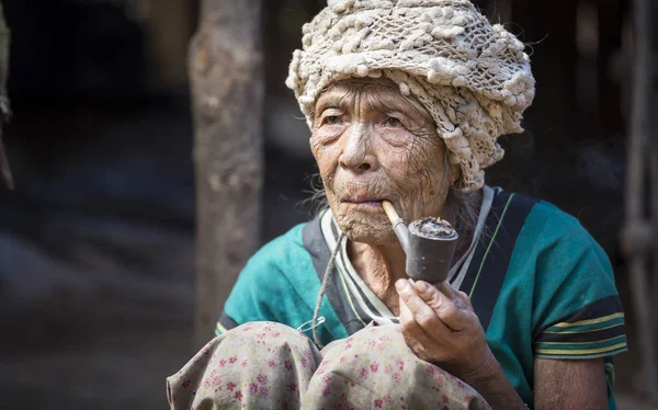 여자 흡연 파이프 — 스톡 사진