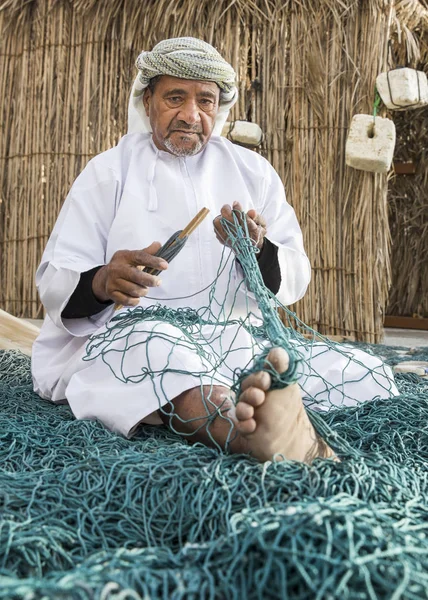 Hombre omani reparación de la red de peces — Foto de Stock