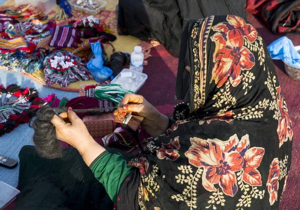 Omani lady making yarn — Stock Photo, Image