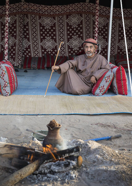 omani man in traditional clothing