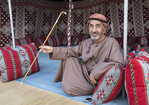 omani man in traditional clothing