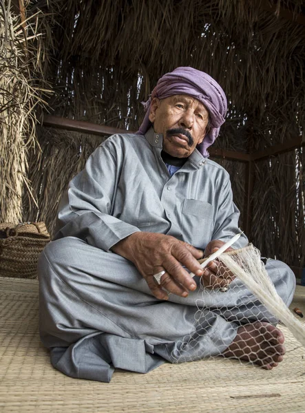 Omani homem fazendo rede de peixe — Fotografia de Stock