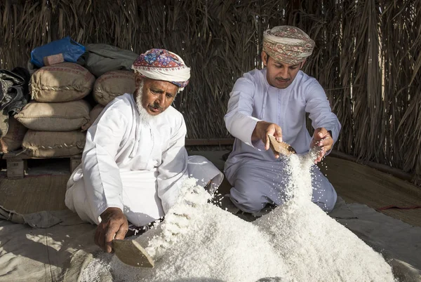 Omani homens com pilha de sal — Fotografia de Stock
