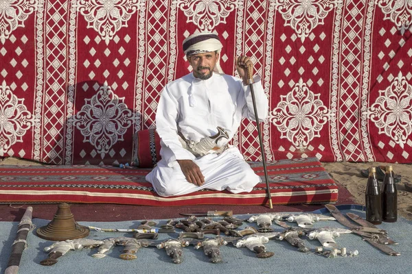 Hombre vendiendo dagas tradicionales khanjar — Foto de Stock