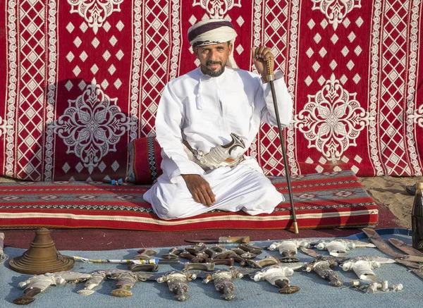 Man selling traditional khanjar daggers — Stock Photo, Image