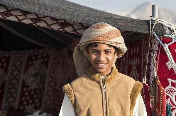 Молодий чоловік у традиційному одязі — стокове фото