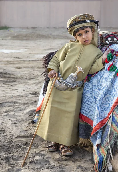 伝統的な服のオマーンの少年 — ストック写真
