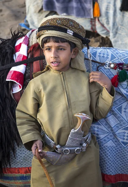 Omanu chłopiec w tradycyjne stroje — Zdjęcie stockowe
