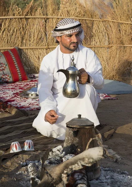 Omani homem com panela de café tradicional — Fotografia de Stock