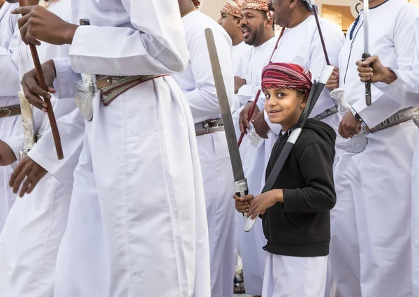 Menino pequeno em roupas tradicionais — Fotografia de Stock