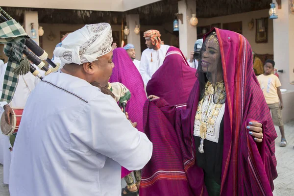 Omani Frau tanzt — Stockfoto