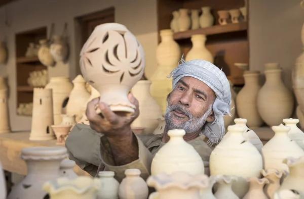 Craftsman sellin clay jars — Stock Photo, Image