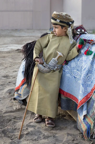 Oman jongen met camel — Stockfoto