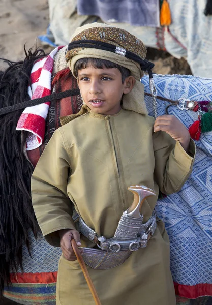 Młody chłopak oman z wielbłąda — Zdjęcie stockowe