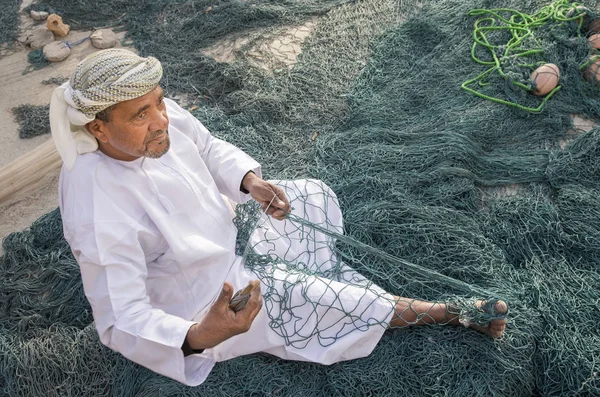 魚網を作る男 — ストック写真