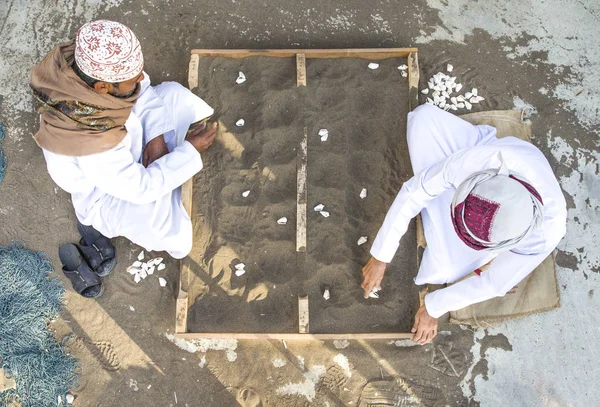 Men playing Hawaiians game — Stock Photo, Image