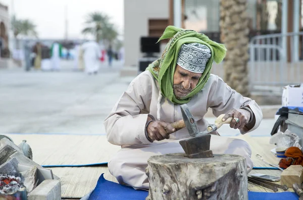 Omani homem fazendo ferramentas de metal — Fotografia de Stock