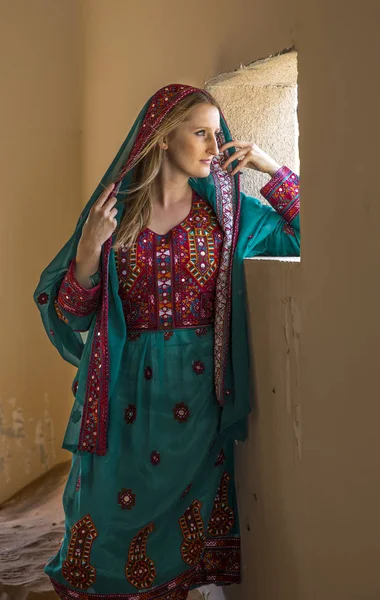 Geleneksel Umman elbiseli kadın — Stok fotoğraf