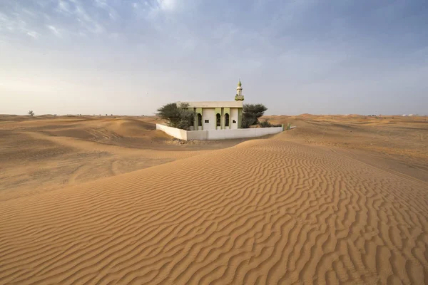 Мечеть в заброшенном селении недалеко от Дубая — стоковое фото