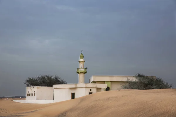 Mezquita en una jaula abandonada cerca de Dubai —  Fotos de Stock