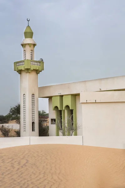 Moschee in einer verlassenen Vllage in der Nähe von Dubai — Stockfoto